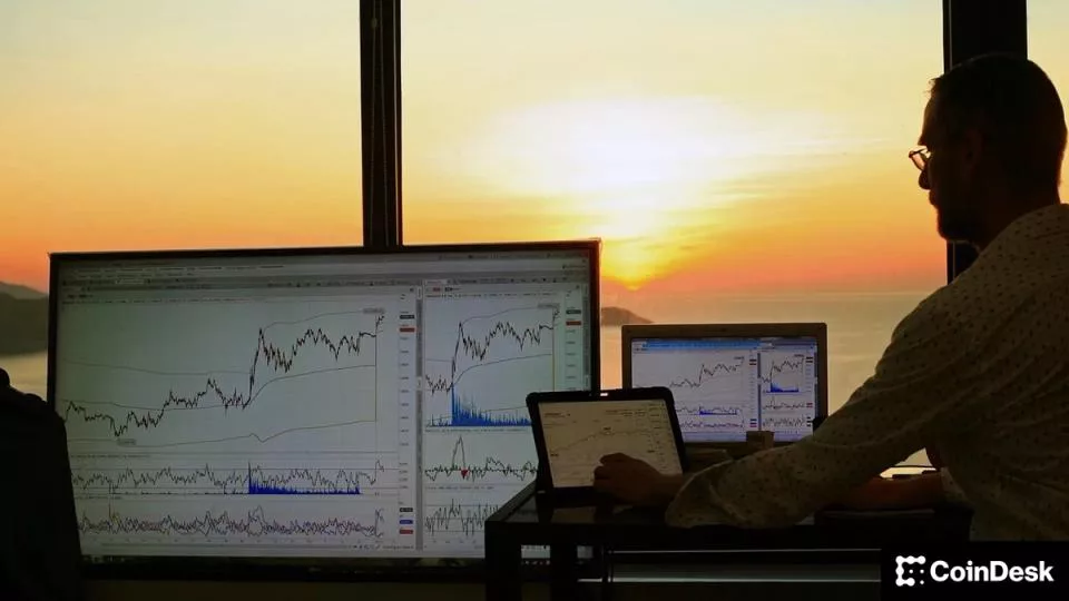 Биткоин стабилен на фоне рекордного S&P 500, но рынок опционов сигнализирует о рисках