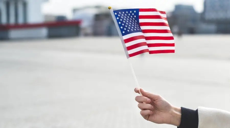 Сенатор США Том Тиллис предлагает отложить рассмотрение законопроекта CLARITY