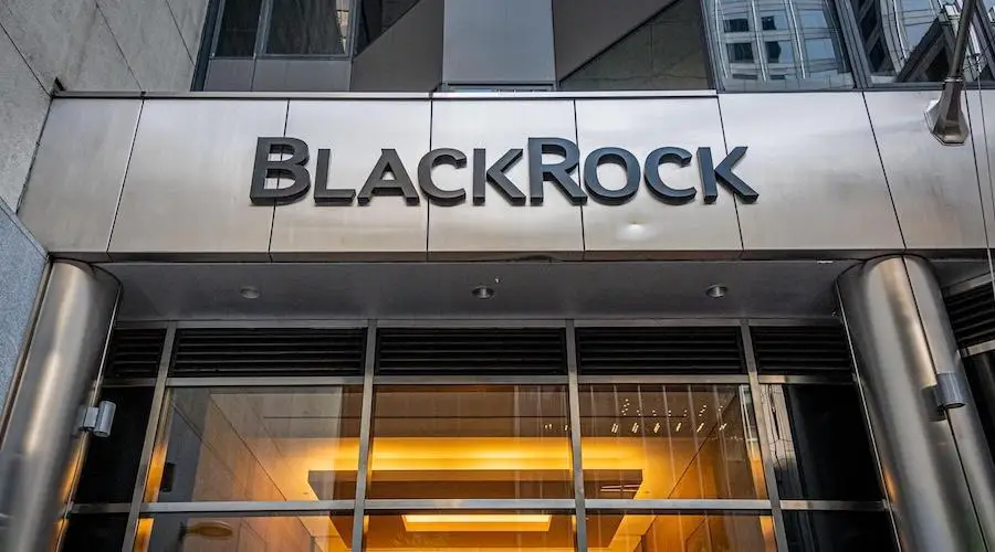 BlackRock увеличила запасы биткоинов на $906 млн через IBIT ETF