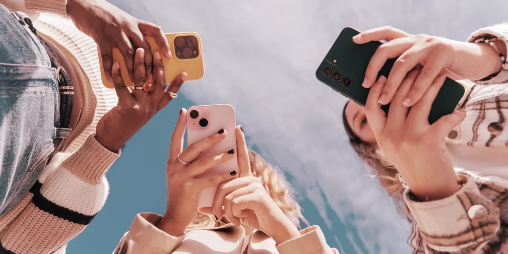 Поколение Z считает ИИ вредным для мозга, но продолжает им пользоваться