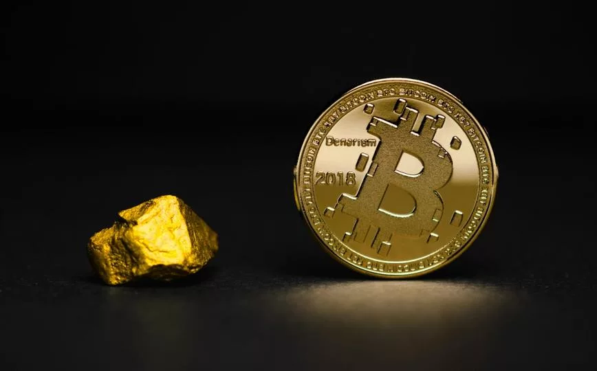 Биткоин и золото рухнули синхронно: что стоит за распродажей и как это ударит по рублёвой выручке майнеров